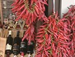 Maďarsko - Budapešť - Velká tržnice a typiclé produkty země - paprika a víno