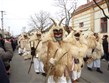 Maďarsko - Moháč - slavnosti Busójárás, mladí muži oblečení do ovčích roun s maskami
