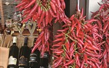 Maďarsko - Maďarsko - Budapešť - Velká tržnice a typiclé produkty země - paprika a víno